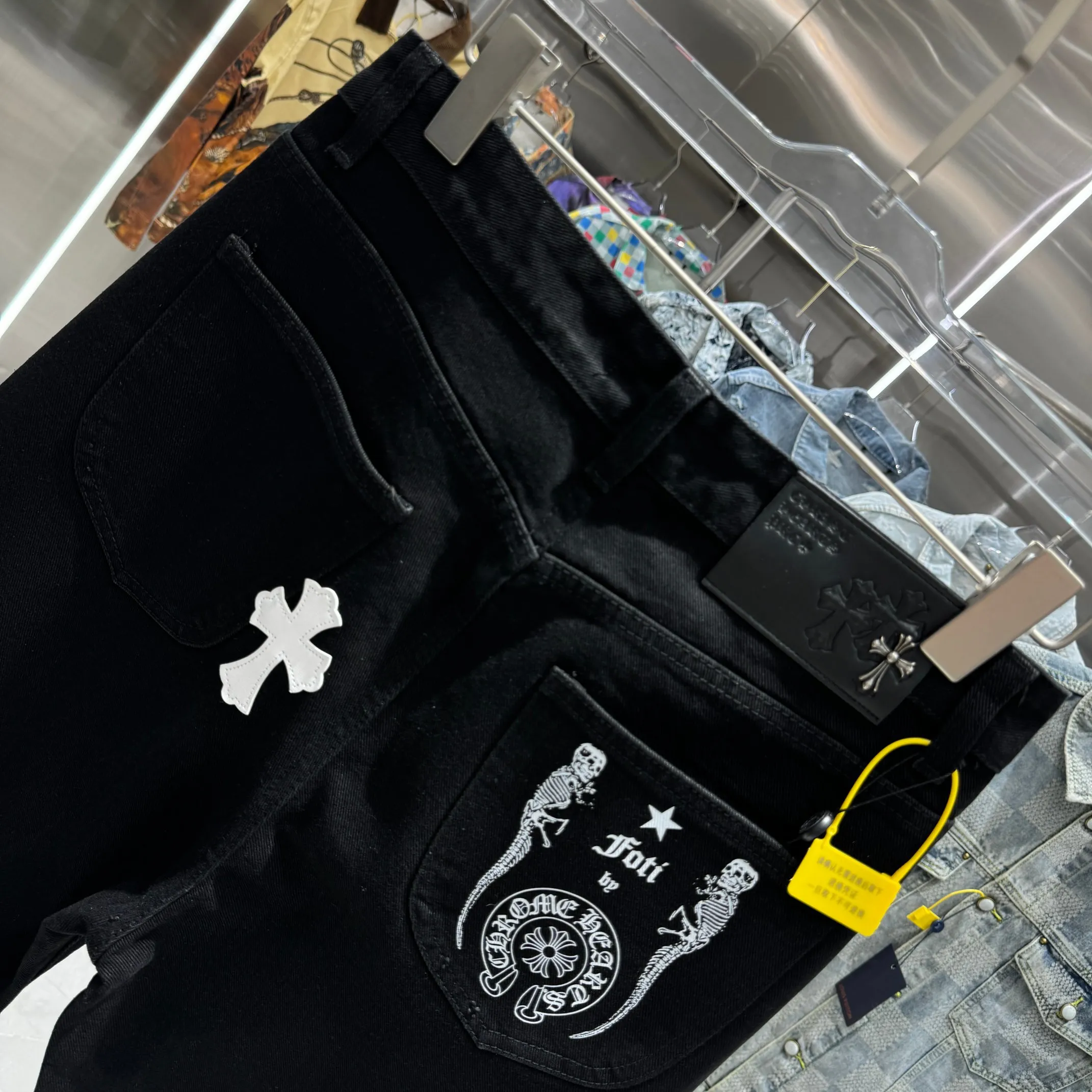 🅿️270 Crow Heart Cross Logo + Printed Logo Jeans 2025 latest product, original goods, washed casual jeans, imported original washed stretch fabric, comfortable and elastic, original hardware accessories decorated with logo, super correct version, extremely high grade, counter quality, fashionable and stylish upper body. The printing uses imported foam printing, customized buttons, YKK zippers. The complete set of accessories is customized by molding. Color: Black Size: S-XXL 28 30 32 34 36 code